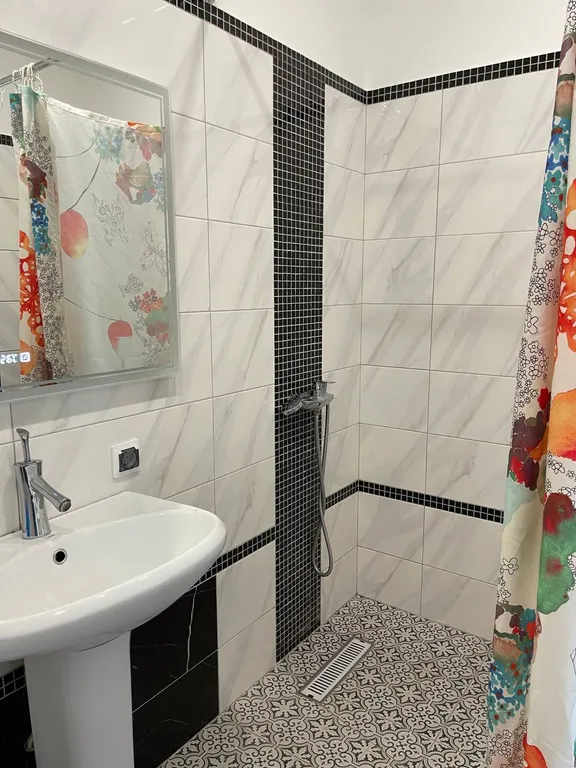 Семейные апартаменты в черно- белом стиле