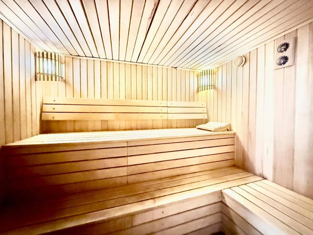 Дом с террасами и видом на море, рядом с центром