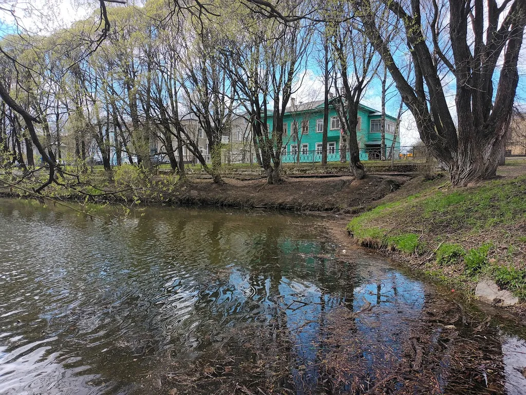 Зелёный дом на Набережной вблизи Кремля