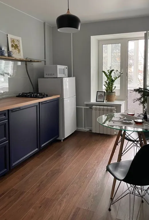 Стильная квартира с синей кухней