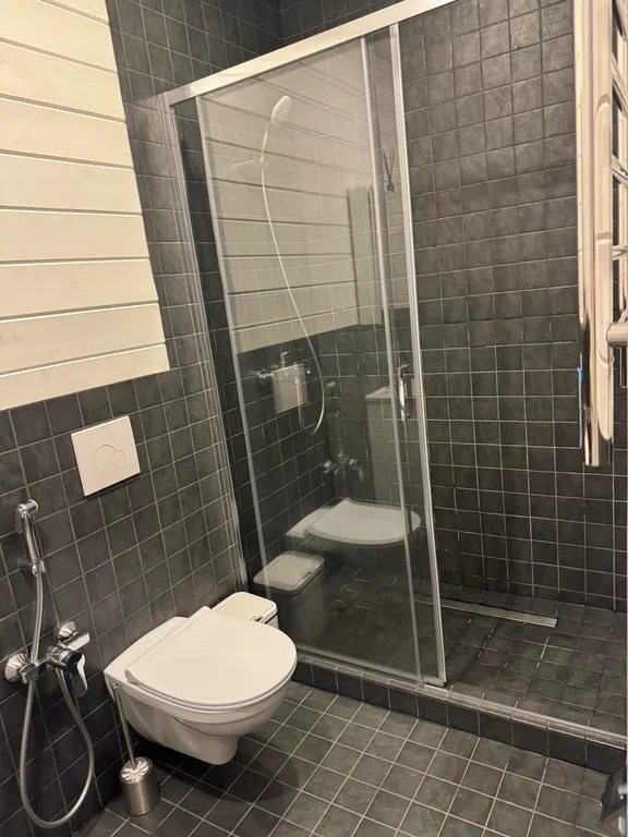 Дом в лесу рядом с озером