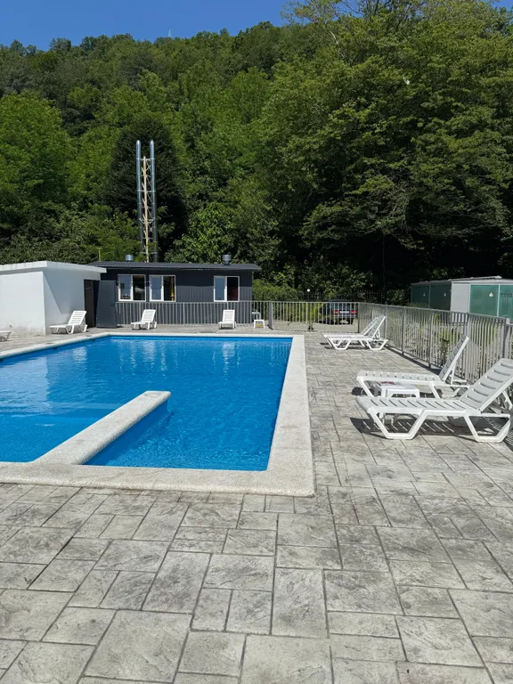 Апартаменты с бассейном недалеко от моря