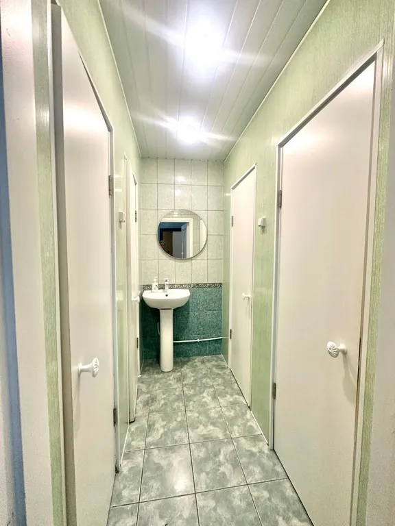 Бюджетная комната для 3 человек, вид на крыши, самый центр