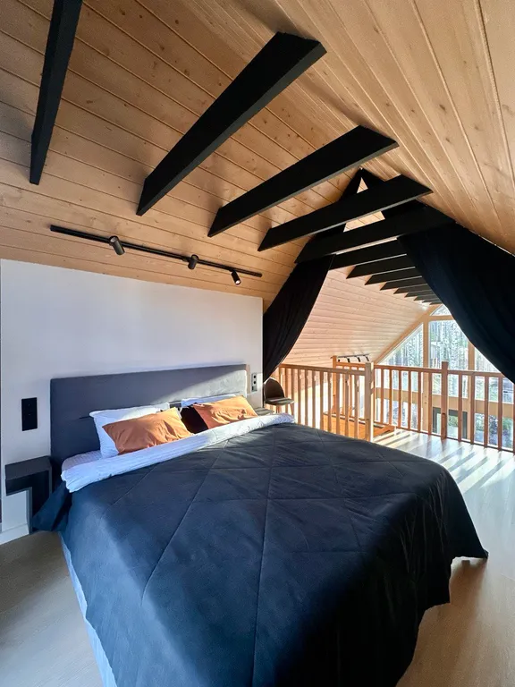 Новый панорамный барнхаус с сауной на лесном участке