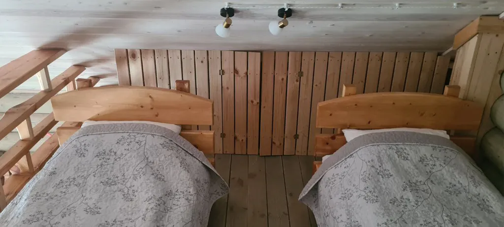 Комфортный дом на лесном участке у озера, рядом с городом