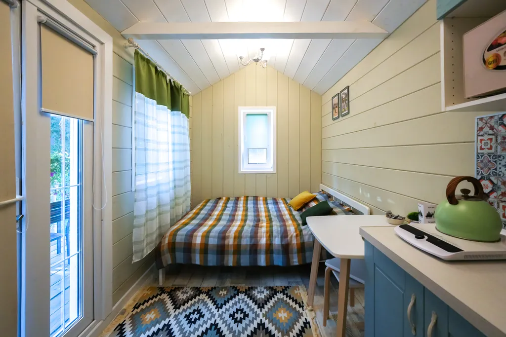 Зелёный домик в лесу на живописной улице