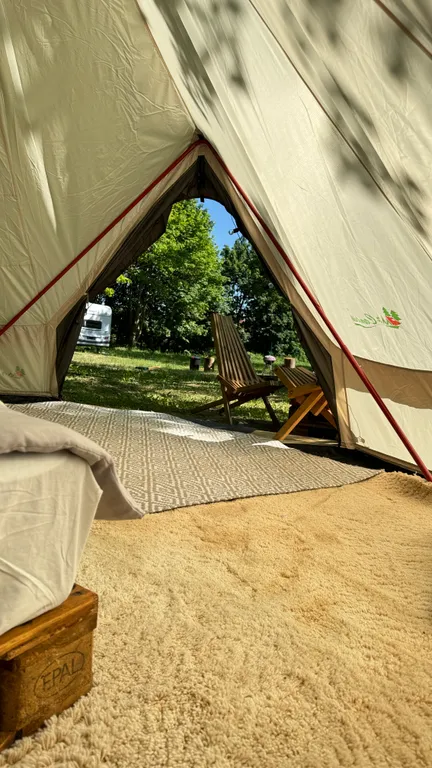 Уютный шатер среди деревьев на берегу озера