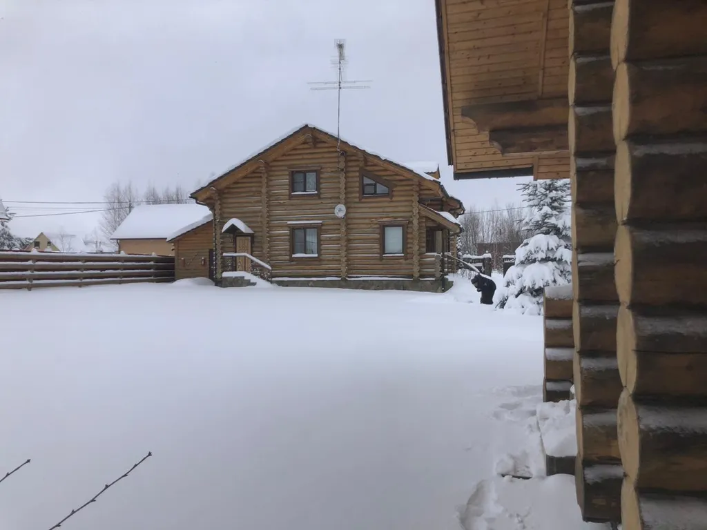 Коттедж с баней и беседкой из сруба