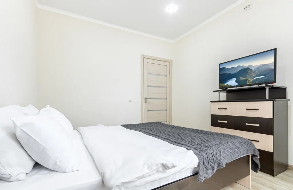 Квартира Квартира Светлая евродвушка в центре, 2 жк-телевизора, удобная кровать, 24/7 — Краснодар