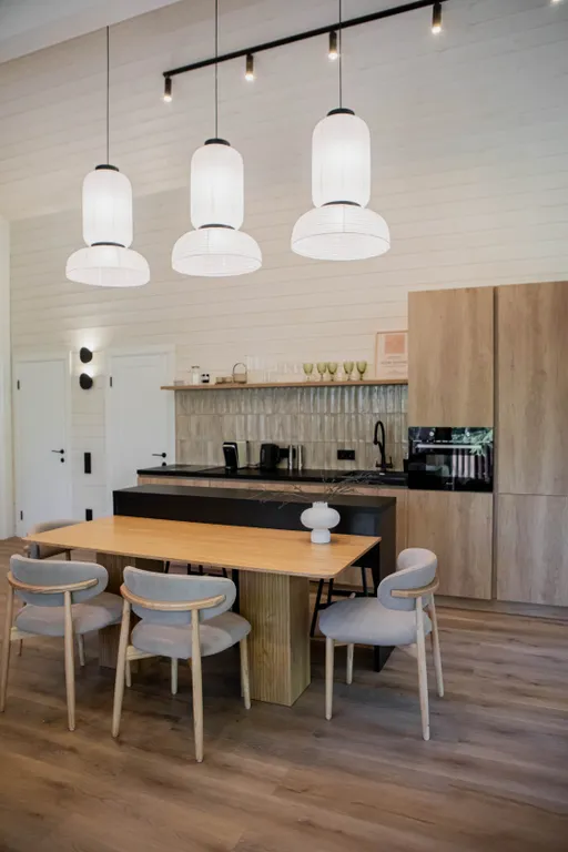 Дом в сосновом лесу с ванной у окна