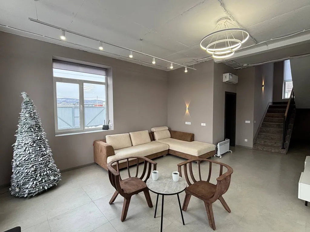 Просторный дом с собственной территорией и настоящим камином