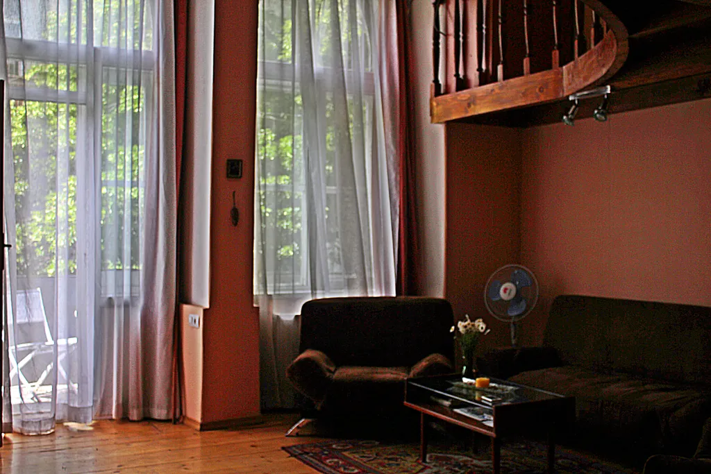 Двухуровневый апартамент с балконом в старом городе