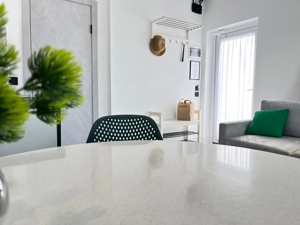 Студия с видом на горы и балконом