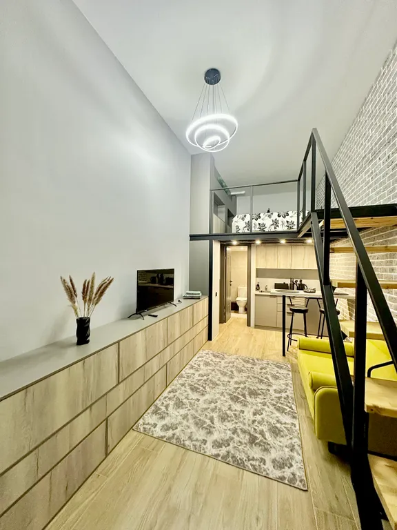 Двухуровневая студия с дизайнерским ремонтом в стиле лофт
