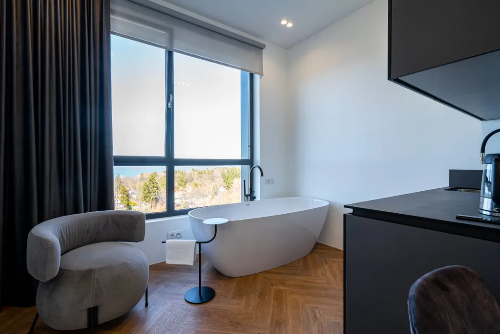 Апартаменты с ванной у окна и видом на море