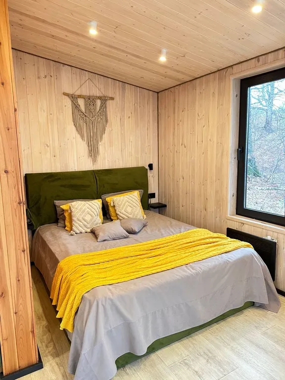 Уютный домик на берегу реки