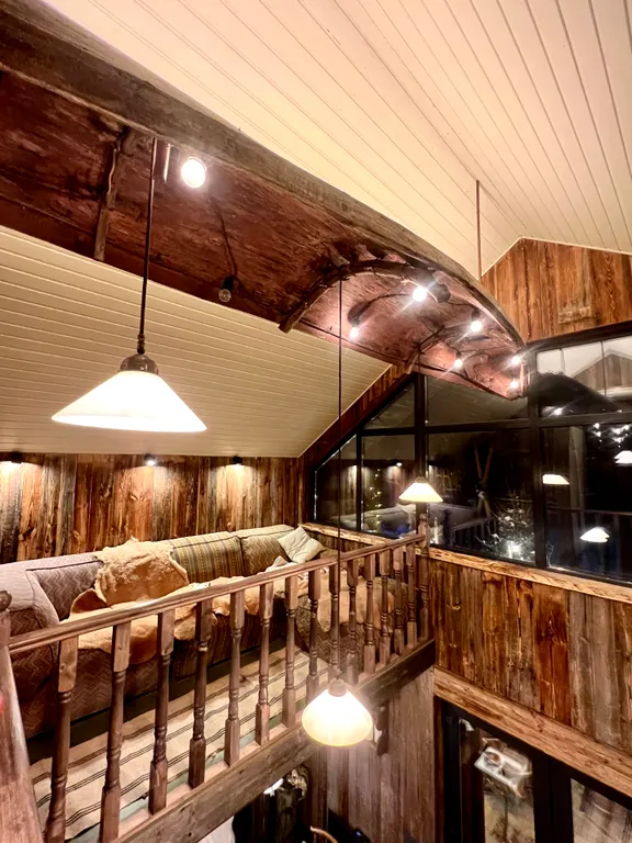 Дом Гнездо среди елей