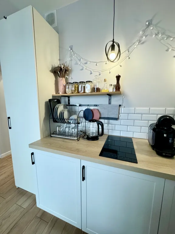 Синяя студия с панорамным окном и видом на закат