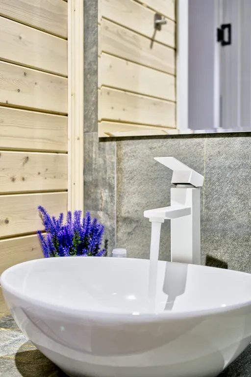 Дом с большой террасой, банным чаном и баней на дровах в окружении леса