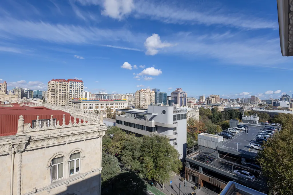 Апартаменты с видом на торговую улицу