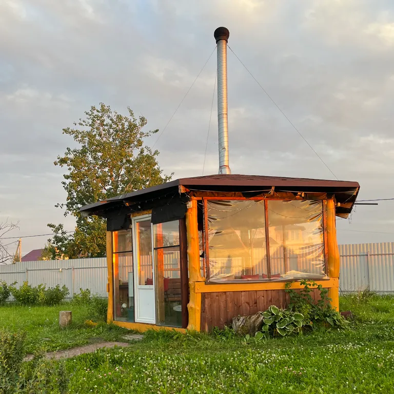 Дом с панорамными окнами на берегу озера, баня, лодка