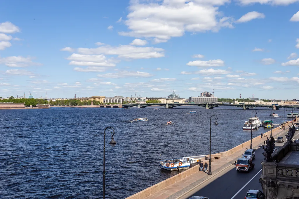 Двухуровневая квартира с видом на Неву по соседству с Эрмитажем