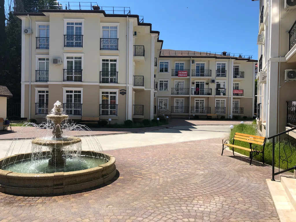 Стильная студия у моря с камином