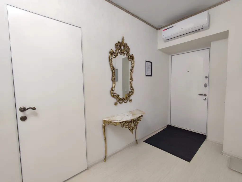 Современная уютная квартира с камином