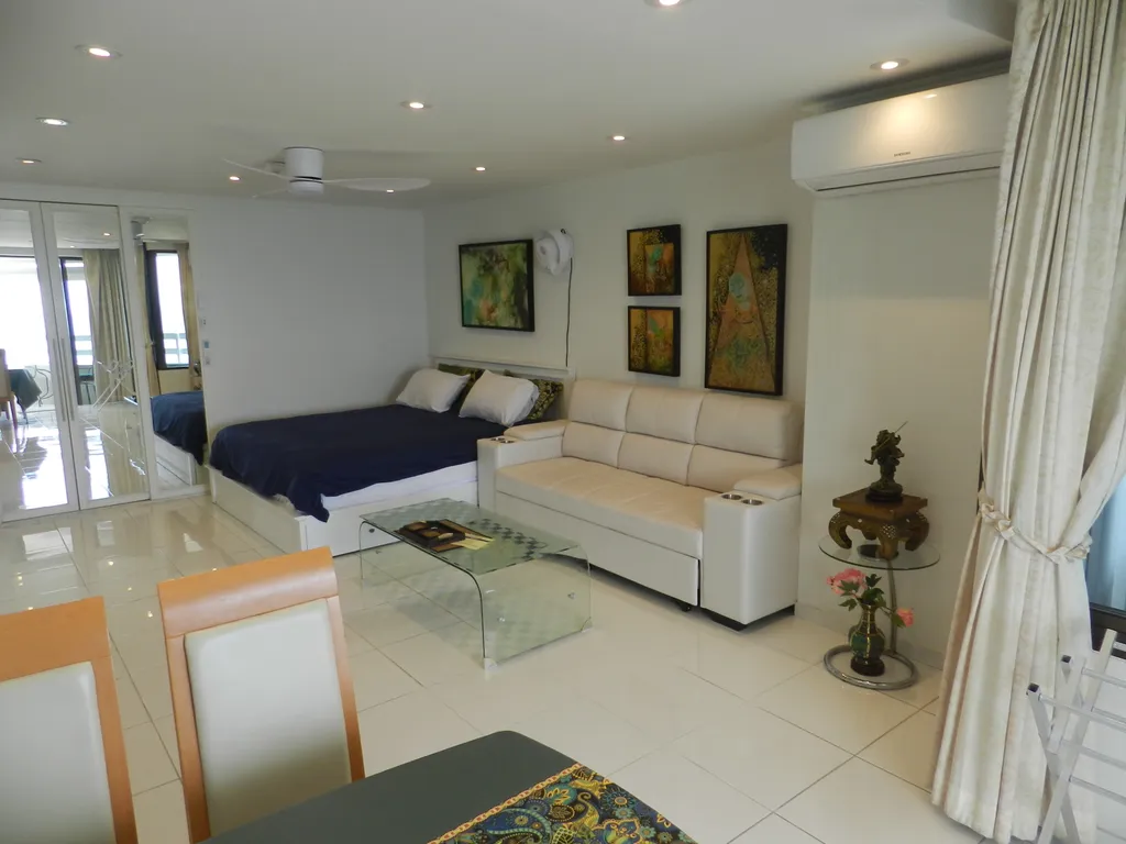 Студия с фронтальным видом на море