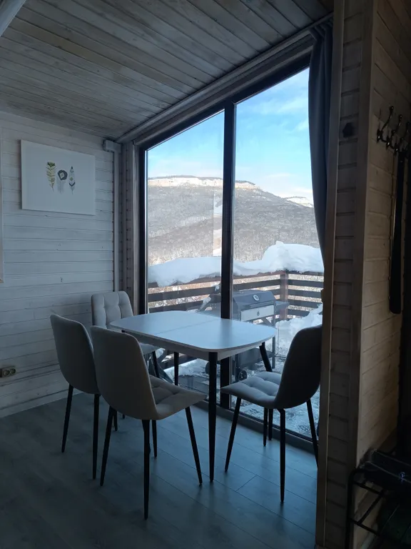 Дом в уединенном месте у леса с великолепным видом на горы