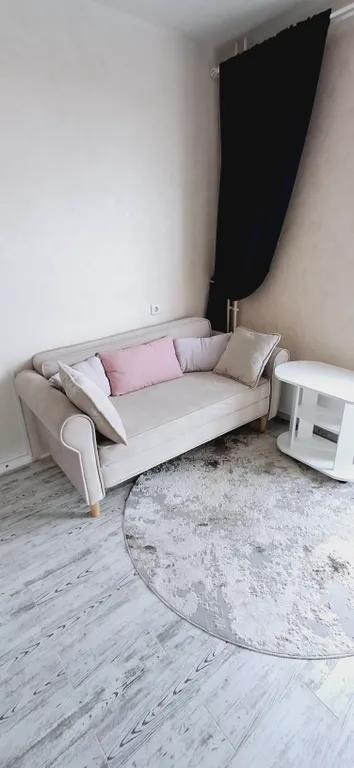 Квартира с подвесными креслами из ротанга на панорамной лоджии