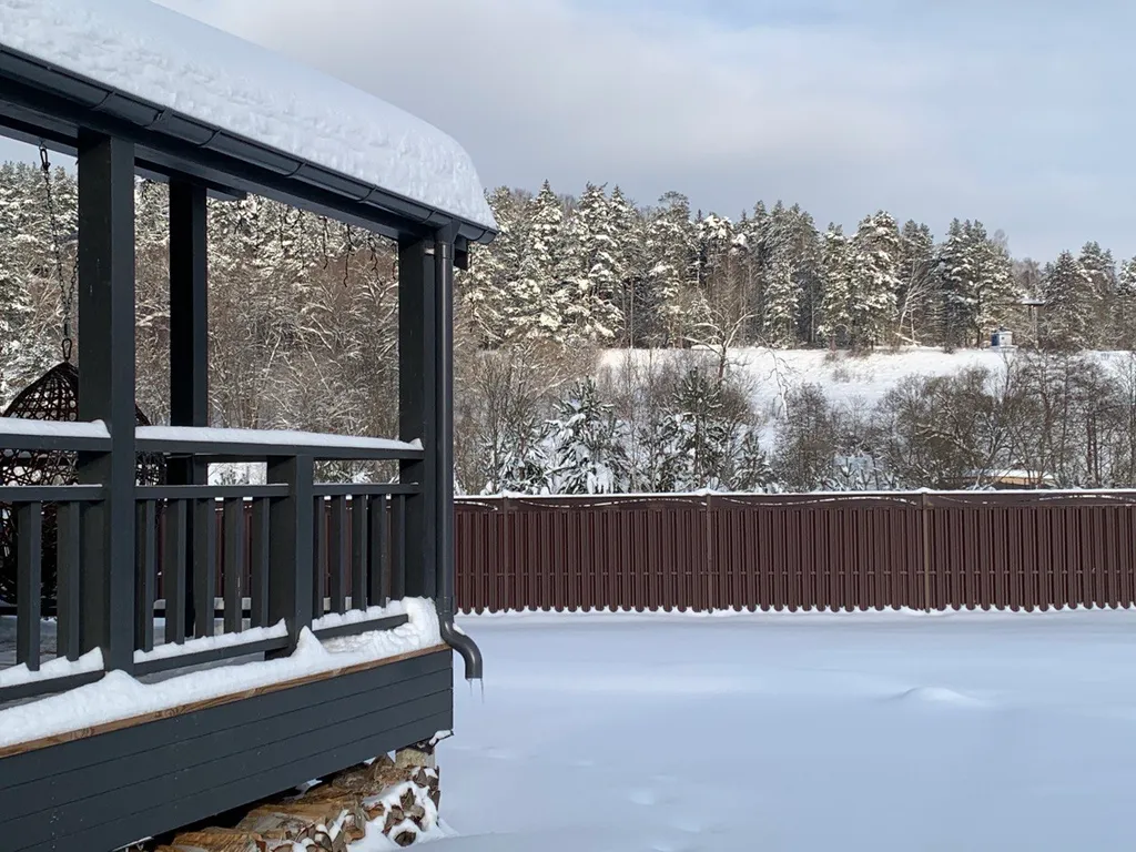 Дом под горой у реки