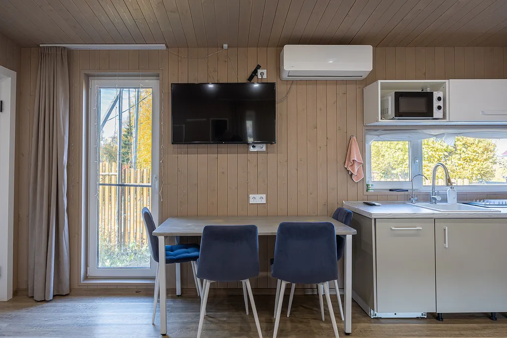 Коттедж Уютный новый домик в городе с горячей купелью — Новопокровское