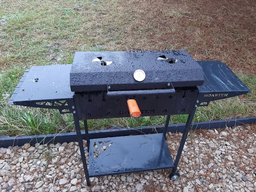 Дом в  соснах.