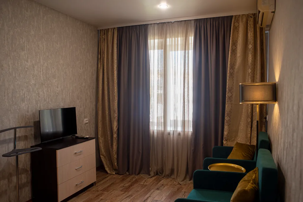 Центрее не бывает! Сразу за памятником ленина в стиле есенинская русь