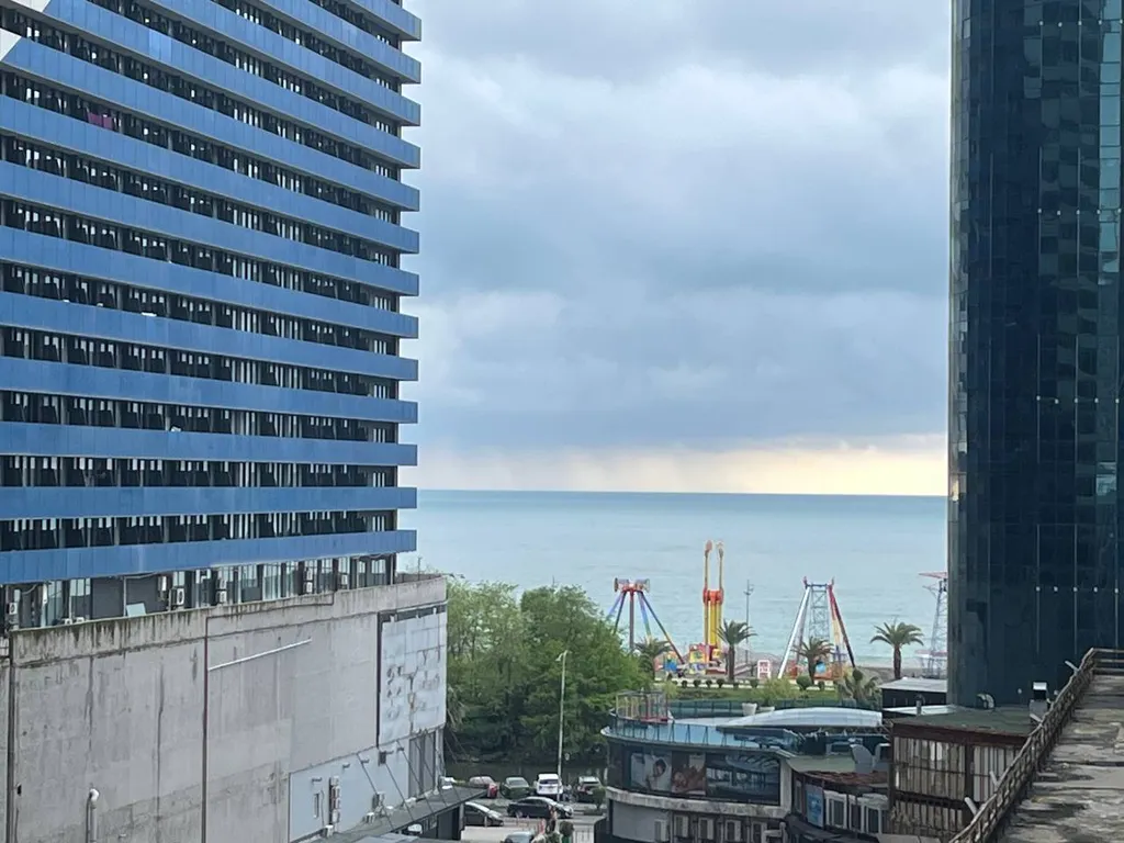 Апартаменты на первой береговой линии в апарт-отеле orbi city