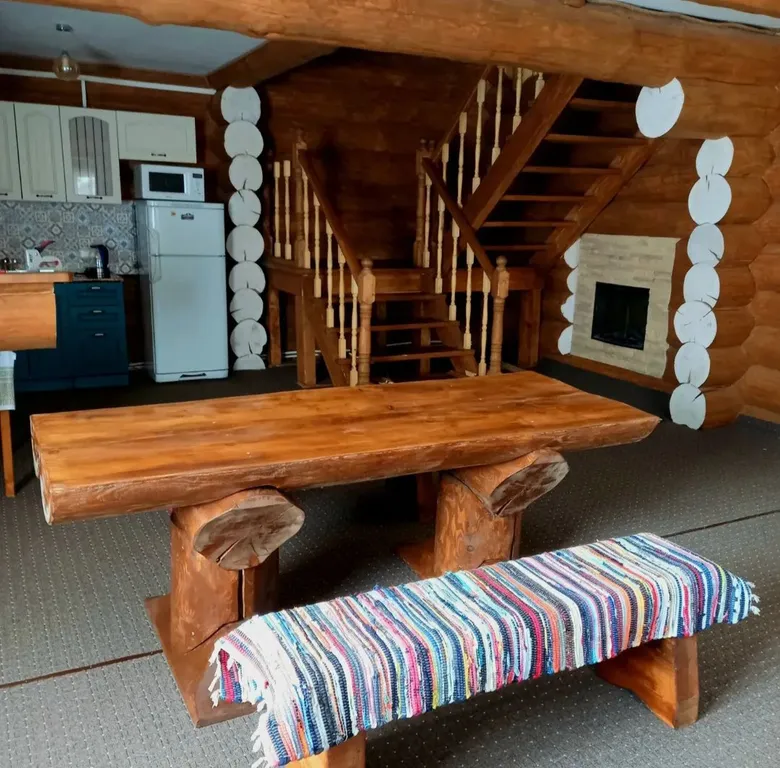 Дом из круглого дерева возле горы