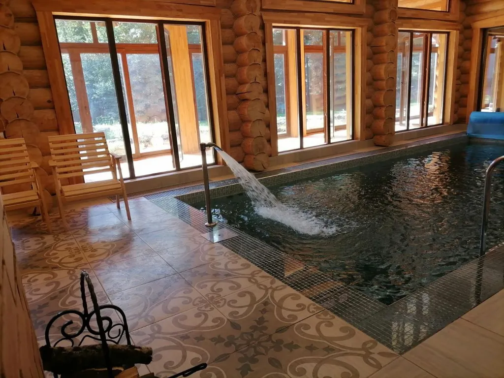 Уютный коттедж из бруса с бассейном