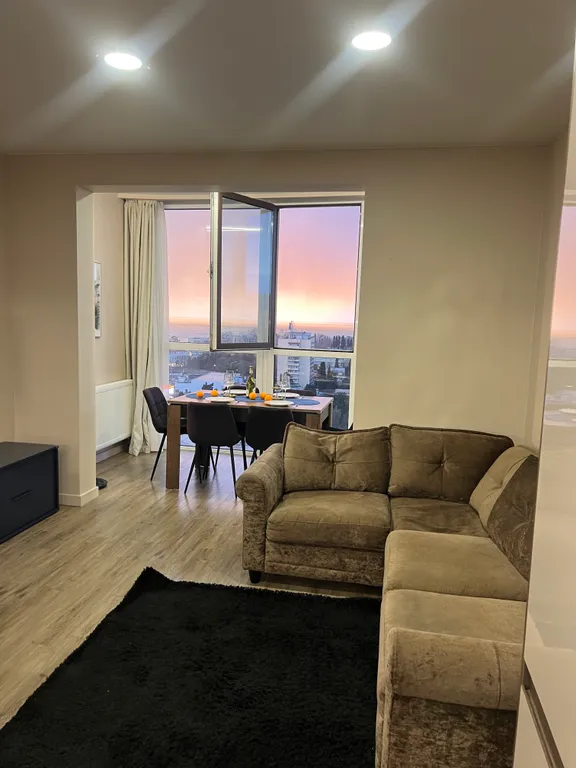 Уютная квартира с видом на морской порт и горы