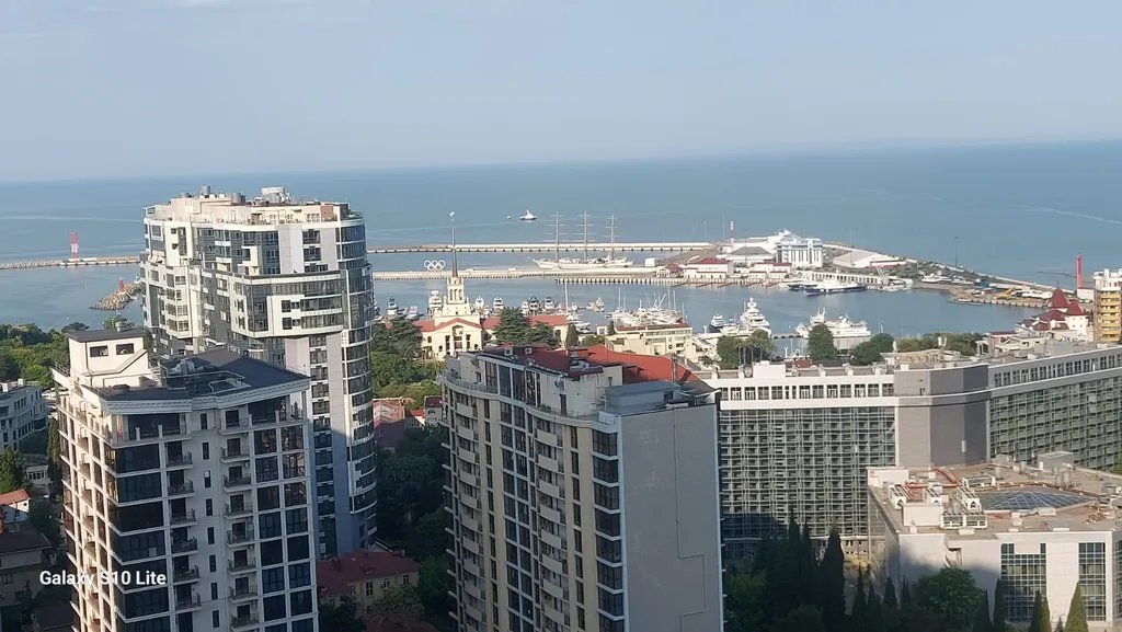 Квартира Уютная квартира с шикарным видом на морпорт и центр города — Сочи