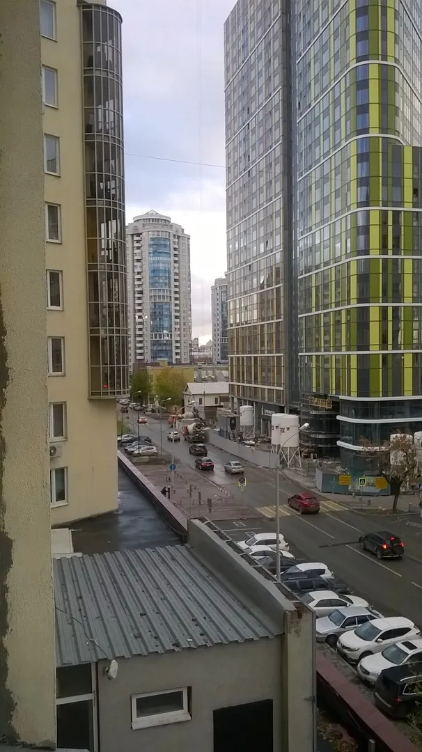 Вид из окна на улицу Хохрякова