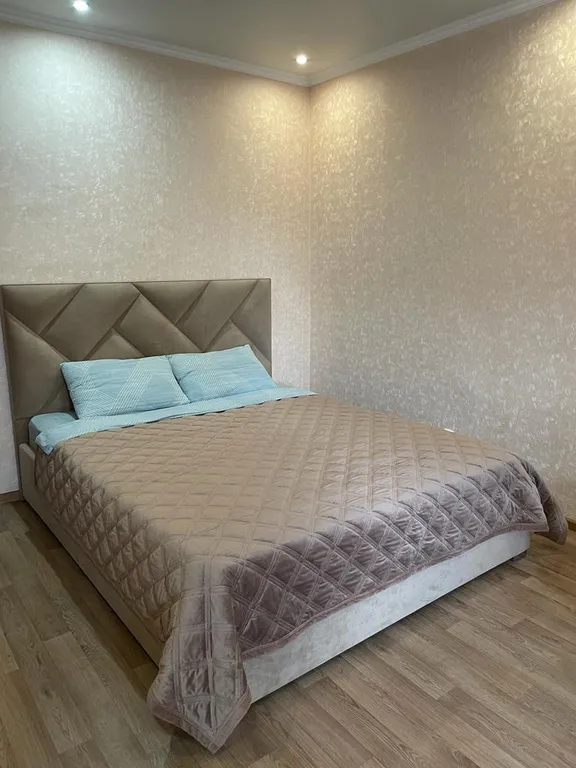 Чистая и уютная квартира в центре города — аренда посуточно в Нижнекамск