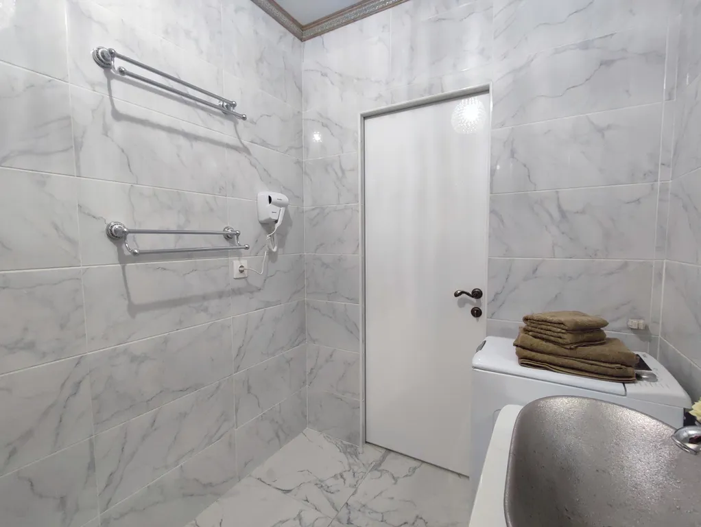 Современная уютная квартира с камином