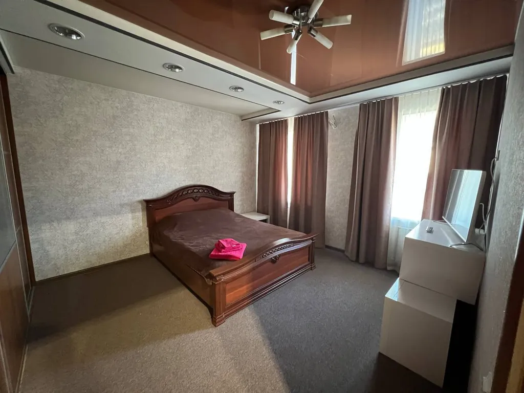 3-этажный уютный коттедж в тихом месте в пределах города