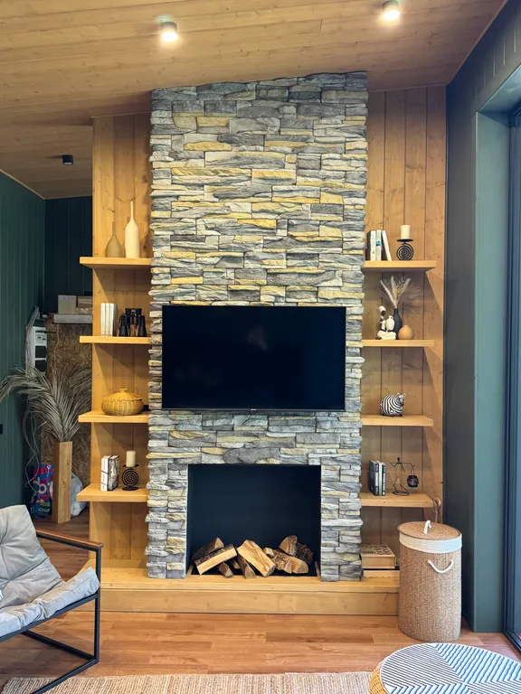 Дом у ручья в лесу