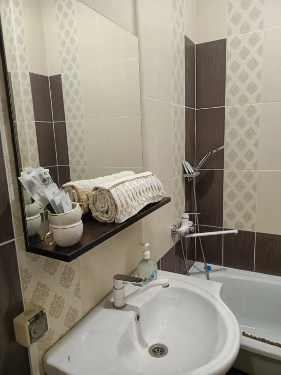 Квартира на банном, Родина