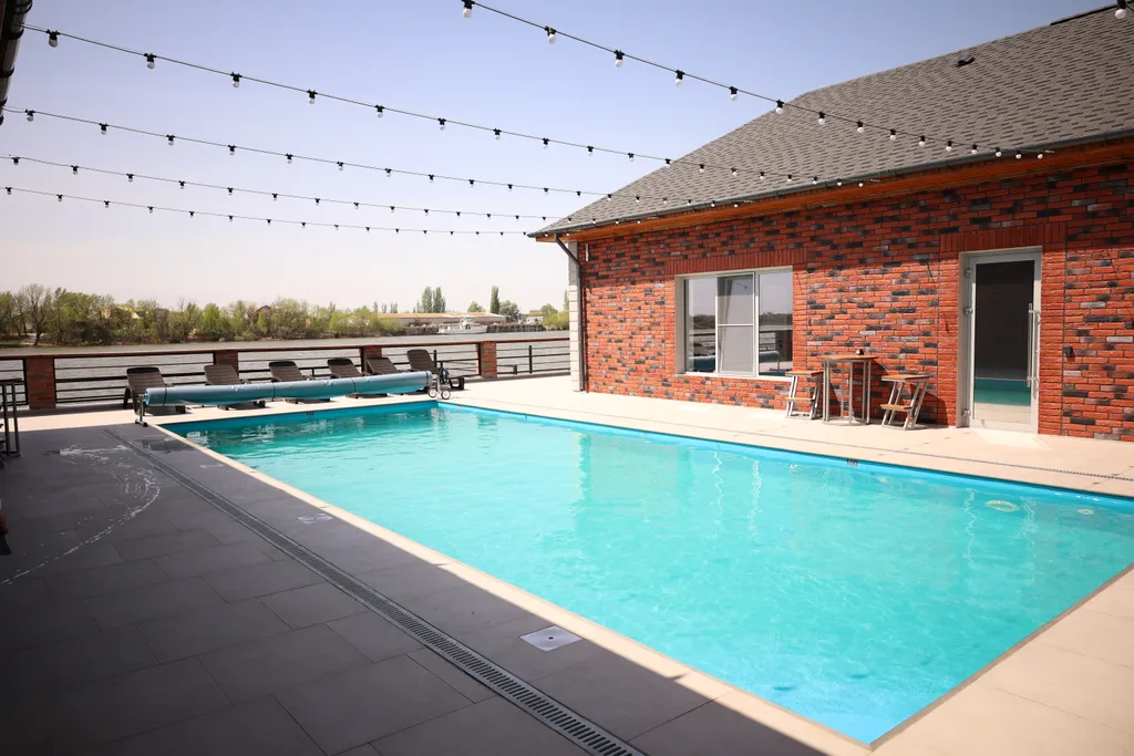 Вилла с бассейном на берегу реки в 30 минутах от центра города