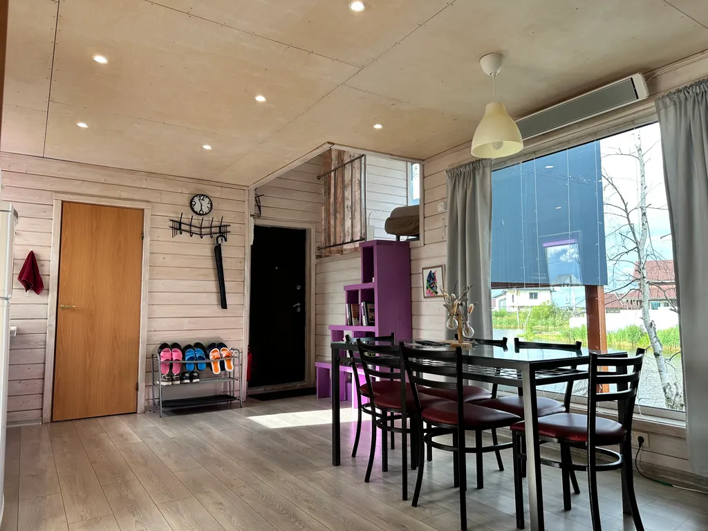 Уютный коттедж с панорамными окнами на берегу озера