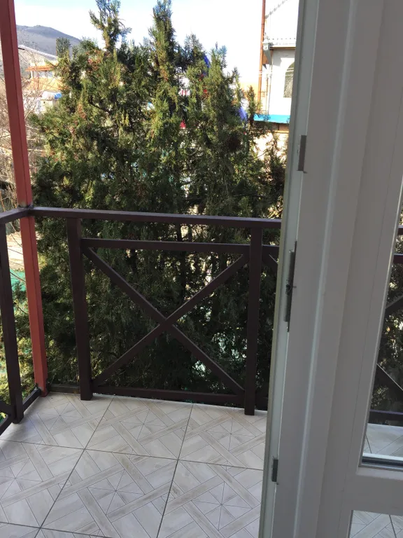 Четырёхместный номер  люкс с балконом с видом на город и горы