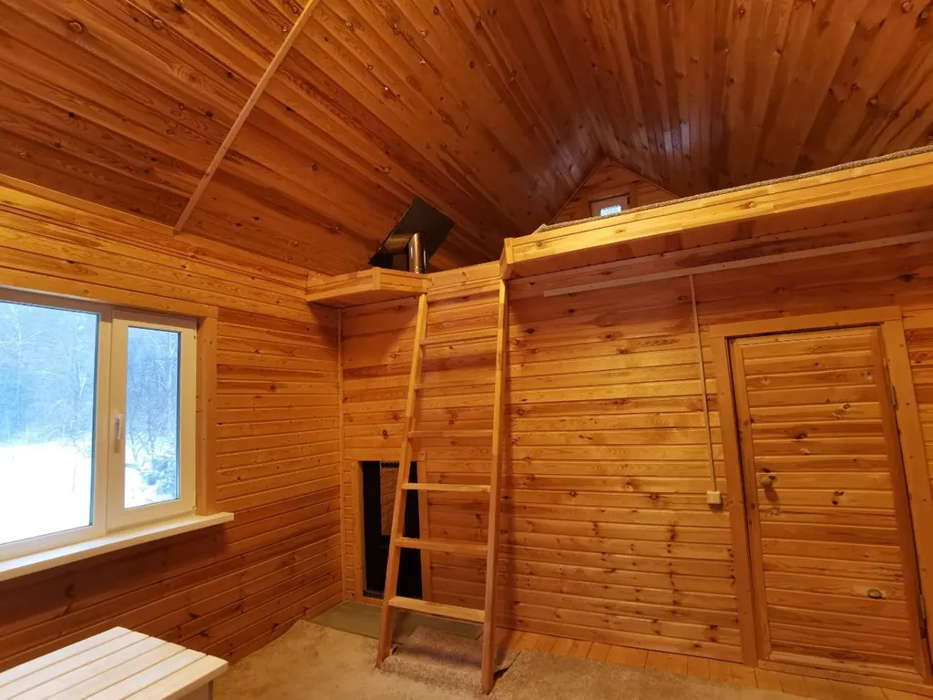 Уединённый загородный дом с баней на большом участке